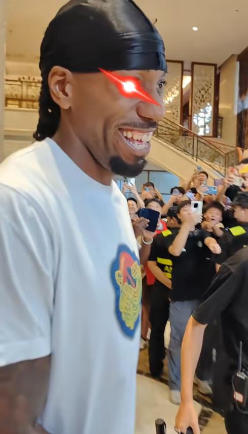 这不热巴吗?狂热球迷被好友及时拦截 头巾小卡笑嘻了