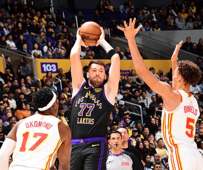 湖人目前三分16中9领先老鹰16分,昨日全队三分36中8仅22%